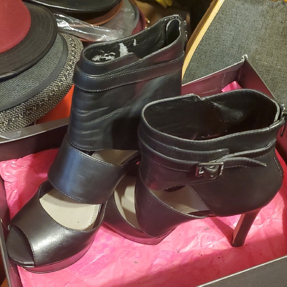 Vince Camuto Black Platform Heels with Strappy Design - Picture 10 of 14